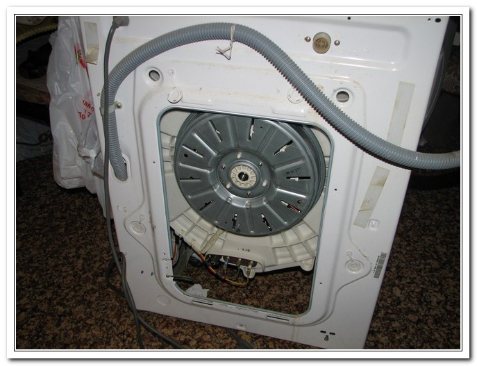 Неисправный шланг: одна из основных причин протекания стиральной машины